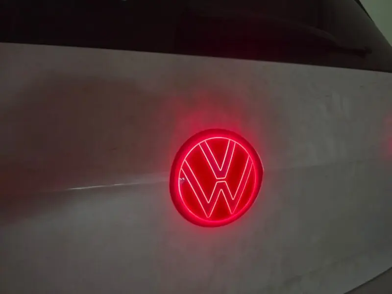 Logo abatible iluminado